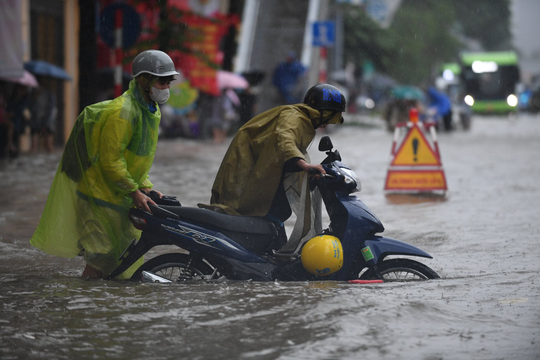 Dắt xe qua chỗ ngập chớ vội nổ máy, hãy kiểm tra 4 chi tiết này nếu không muốn xe hỏng nặng