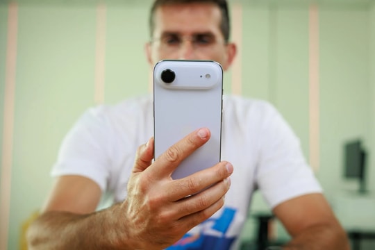 Đánh giá thật lòng về iPhone Air giá 30 triệu: Đẹp đấy, chất đấy, nhưng "bà để bà ngửi chứ bà đừng mua"