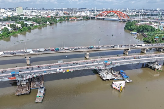 "Thần đèn" hoàn tất nâng tĩnh không cây cầu nặng 11.000 tấn lên hơn 1 mét 