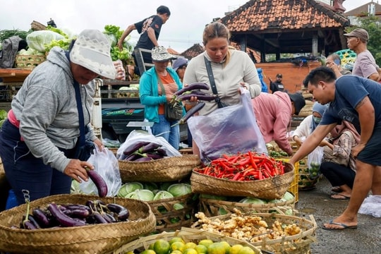 Quyết đạt tăng trưởng GDP trên 5%, nước láng giềng Việt Nam tung gói trợ giá tiêu dùng 2 tỷ USD để dân tiêu tiền thay vì gửi ngân hàng