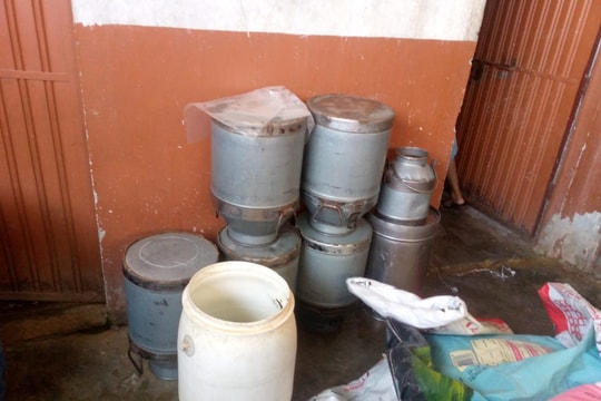 Nhận tin mật rồi đột kích một cơ sở, công an triệt phá đường dây sản xuất sữa giả từ hóa chất, tịch thu 6.000 lít và 300 kg bột pha trộn