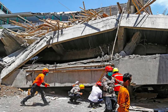 5 học sinh được cứu sống khỏi đống đổ nát trong vụ sập trường ở Indonesia nhưng hy vọng tìm thêm người sống sót đang tắt dần