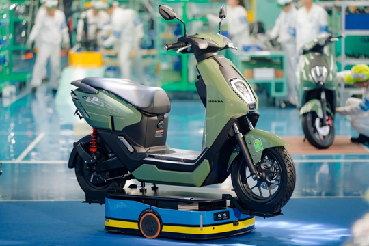 Xe máy điện tiện hơn xe xăng nhờ đổi pin: Có xe lội nước sâu 1 mét vẫn chạy tốt