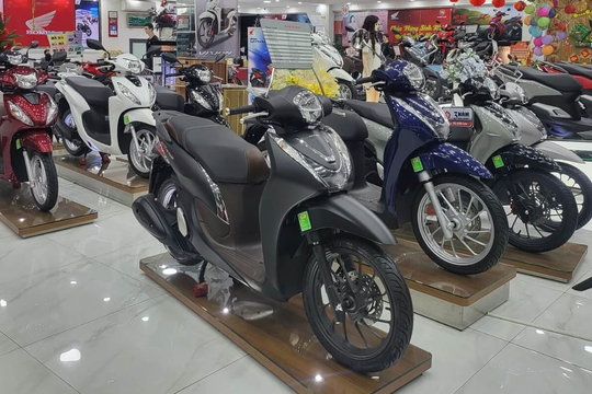 Xe máy Honda khuyến mại lớn: Tặng cả điện thoại, tai nghe, một mẫu xe tay ga nhận ưu đãi chưa từng có