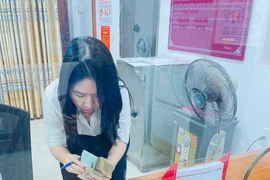 Người phụ nữ rút sổ tiết kiệm 160 triệu đồng tại Agribank để chuyển khoản: Công an lập tức có mặt, yêu cầu ngừng giao dịch