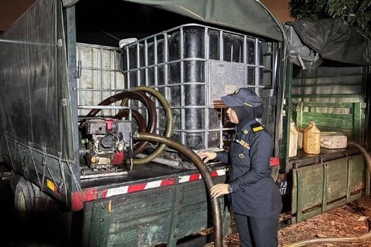 Đột kích một bến tàu lúc 3 giờ sáng, công an triệt phá đường dây buôn lậu dầu diesel trị giá hơn 10 tỷ đồng, tịch thu 47.000 lít nhiên liệu không giấy phép
