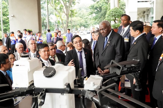Tận mắt thấy UAV do người Việt chế tạo, lãnh đạo Cuba bày tỏ một mong muốn