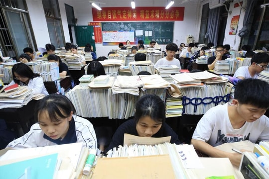 Học từ 6h sáng tới 11h đêm, tốt nghiệp rồi vẫn ám ảnh cảnh học tới vẹo cột sống, phụ huynh lẫn nhà trường làm đủ cách để dạy thêm: Cuộc đua thi cử căng như dây đàn tại siêu cường châu Á