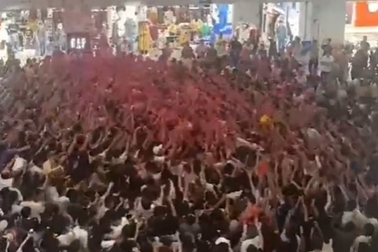 Cảnh tượng tại 1 trung tâm thương mại gây choáng: “Mọi thứ náo loạn đến khó tin”