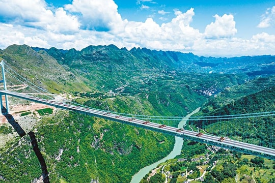 Trung Quốc xây cầu hơn 7.400 tỷ đồng bắc ngang qua “vết nứt của Trái đất”: Tích hợp cả khu du lịch trên không, du khách được ngồi uống cà phê ở độ cao hơn 600m