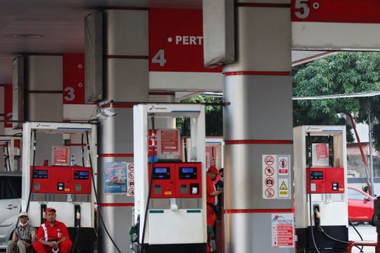 Indonesia cạn nhiên liệu diện rộng, người dân xếp hàng 30 phút chỉ để mua xăng: Chuyện gì đang xảy ra?
