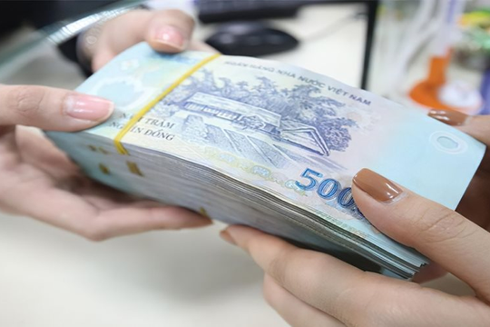 Lương tháng 13 triệu đồng nhưng kế toán chuyển nhầm 4,5 tỷ, bị kiện thì tòa án phán không cần trả lại, nam nhân viên trúng lớn