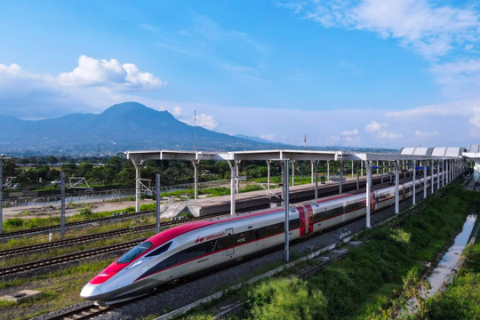 Loại Nhật Bản, chốt Trung Quốc xây dự án đường sắt cao tốc 20 tỷ USD: Công ty vận hành lỗ gần 400 triệu USD, nền kinh tế lớn nhất Đông Nam Á ‘như ngồi trên đống lửa’ vì lo nợ
