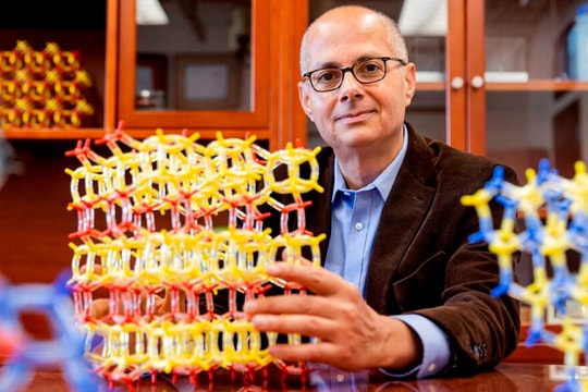Lập cú đúp giải thưởng VinFuture và Nobel, GS từng là người tị nạn: "Cha mẹ tôi gần như không biết chữ"