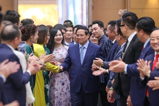 Thủ tướng gặp lãnh đạo Hòa Phát, FPT, PVN, EVN, TH... nhân Ngày Doanh nhân Việt Nam