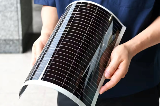 Nhật Bản sắp tạo ra các tấm pin mặt trời siêu mỏng, có thể bẻ cong, dán hàng loạt lên tường, mái nhà