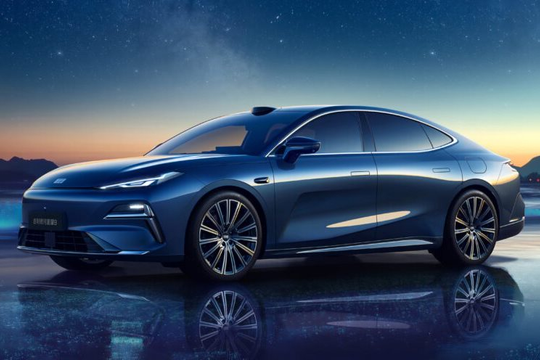 Hãng xe xây nhà máy tại Thái Bình nhá hàng sedan giá rẻ mới: Kích thước ngang cỡ Toyota Camry, hệ thống hybrid NordThor AI 2.0 mới
