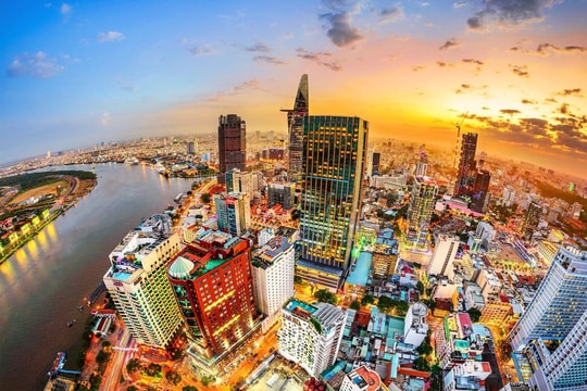 Thị trường BĐS TP.HCM “bứt phá”: Giá căn hộ tăng vọt, nhà phố dẫn sóng trở lại