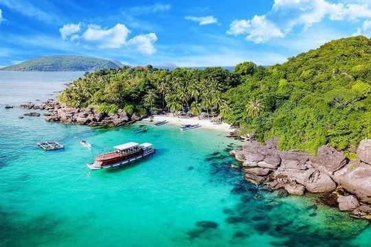 1 nơi ở Việt Nam được tạp chí Mỹ đánh giá đẹp hơn cả Maldives và Bali: Tổng thu du lịch hơn 30.000 tỷ đồng, biển xanh như ngọc khiến khách Tây mê tít