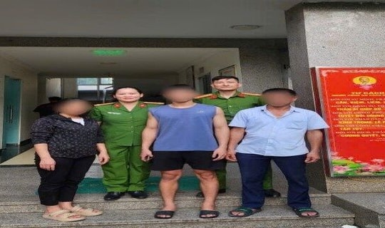 Đang đi bộ trên đường, nam thanh niên ở Hà Nội bất ngờ bị công an đưa về đồn 