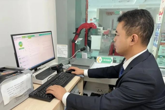 Bà cụ đến ngân hàng yêu cầu rút 11 sổ tiết kiệm, tất cả đều chưa đến ngày đáo hạn: Nhân viên ngân hàng kiên quyết từ chối phục vụ, lý do vì sao?