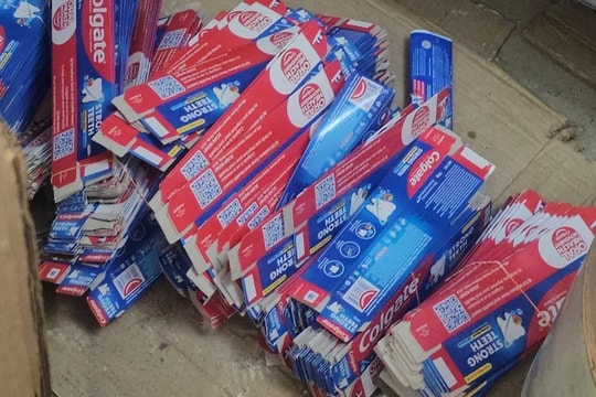 Đột kích một nhà máy, công an triệt phá đường dây sản xuất kem đánh răng Colgate giả quy mô lớn, tịch thu loạt máy móc và hóa chất kém chất lượng 