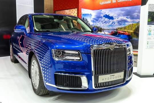 Hãng làm limousine cho ông Putin ra mắt xe đi 900km không cần xăng, thải ra nước: Thế giới chưa từng có
