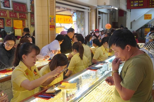 Giá vàng biến động, người mua vàng có thể vi phạm nếu không lưu ý quy định mới này