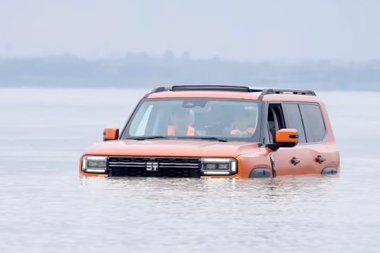 Nhờ công nghệ siêu đặc biệt này, một mẫu ô tô Trung Quốc vừa ‘bơi’ vượt sông Dương Tử quãng đường 1,2 km