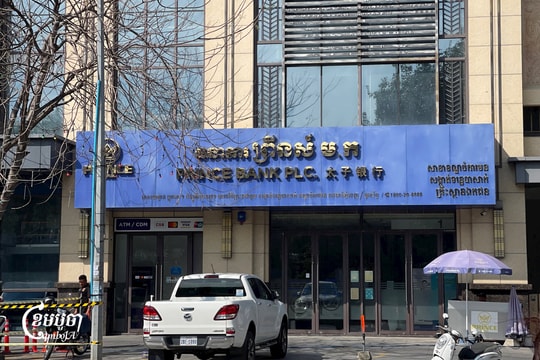 Thị trường tài chính Campuchia gặp “sóng gió”, người dân ồ ạt đến một nhà băng đòi rút tiền