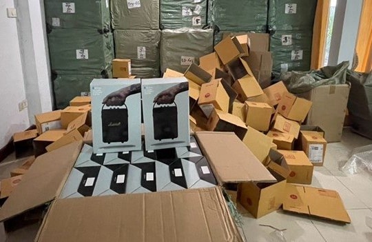 Công nghệ cao vào cuộc, công an lập tức triệt phá đường dây buôn bán tai nghe Marshall và đồng hồ Apple Watch giả, tịch thu hơn 51.000 món đồ nhái