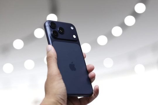 Cổ phiếu Apple phá đỉnh lịch sử nhờ iPhone 17