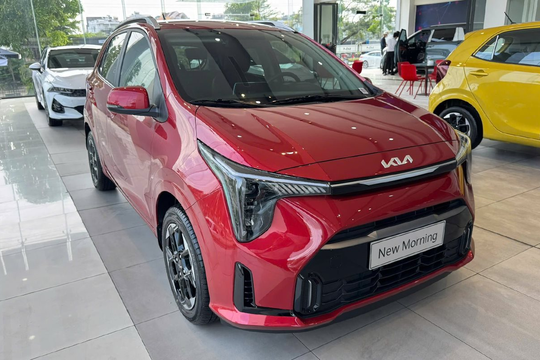 Kia Morning 'tứ bề thọ địch'