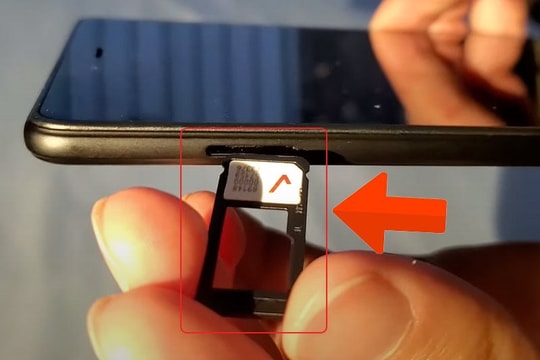 Lắp SIM vào điện thoại mới, người phụ nữ bất ngờ nhận được hàng loạt tin nhắn trừ tiền từ ngân hàng, hơn 200 triệu trong tài khoản bị rút sạch