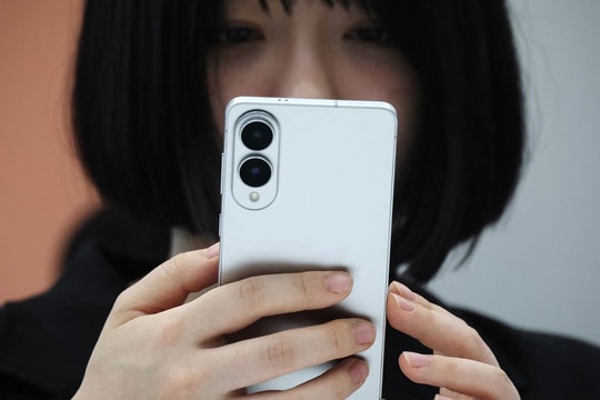 Mẫu điện thoại cao cấp Samsung "mất giá sốc" đến mức khó ai tin nổi: 5 tháng ra mắt đã tụt hẳn 11 triệu