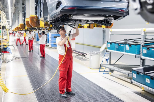 ‘Cường quốc ô tô tại châu Âu’ gặp khó