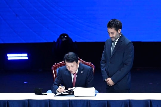 Lễ mở ký Công ước Hà Nội: "Việt Nam tự hào là nơi khởi đầu kiến tạo không gian mạng hòa bình" Lễ mở ký Công ước Hà Nội: "Việt Nam tự hào là nơi khởi đầu kiến tạo không gian mạng hòa bình"