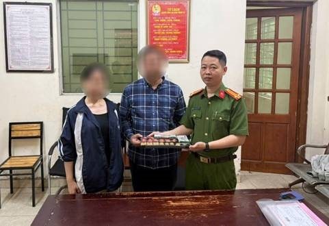 Phát hiện con gái 18 tuổi có 130 triệu đồng và 18 chỉ vàng, người đàn ông vội báo công an Phát hiện con gái 18 tuổi có 130 triệu đồng và 18 chỉ vàng, người đàn ông vội báo công an