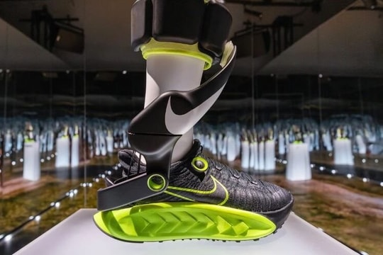 Nike ra mắt mẫu giầy thể thao robot tích hợp thuật toán chuyển động Nike ra mắt mẫu giầy thể thao robot tích hợp thuật toán chuyển động