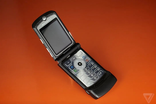 Điện thoại gập Motorola trở lại Việt Nam: "Ăn mày dĩ vãng" đấu thế nào nổi điện thoại Trung Quốc giá rẻ?