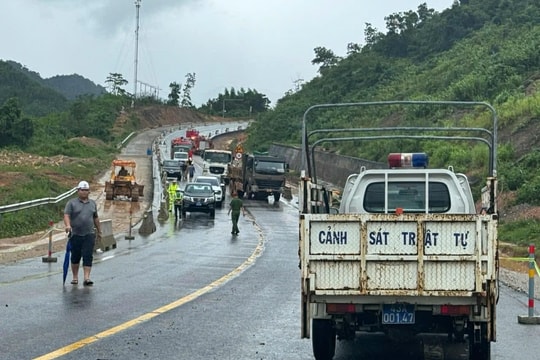 Nhanh chóng đảm bảo an toàn giao thông trên cao tốc La Sơn - Hòa Liên sau sự cố sạt lở do mưa lũ Nhanh chóng đảm bảo an toàn giao thông trên cao tốc La Sơn - Hòa Liên sau sự cố sạt lở do mưa lũ