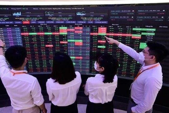 VN-Index tăng hơn 5 điểm, thị trường giằng co giữa làn sóng rút vốn khỏi bất động sản VN-Index tăng hơn 5 điểm, thị trường giằng co giữa làn sóng rút vốn khỏi bất động sản