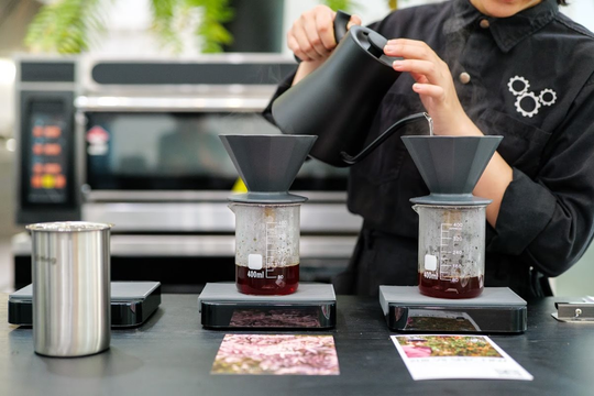 Bí mật đằng sau ly cà phê 750.000 đồng, giá gấp 37 lần ly cà phê vỉa hè