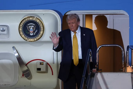 Ông Trump dịu giọng, dự kiến hạ thuế quan 1 mặt hàng, khen mối quan hệ với Trung Quốc ‘rất tốt’