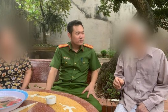 Quan sát camera ở nhà thấy bố mẹ nói chuyện điện thoại với biểu hiện sợ hãi, người đàn ông Hà Nội nhanh chóng báo Công an