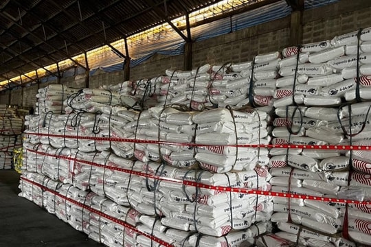 Một trung tướng chỉ huy cuộc đột kích, tóm gọn đường dây buôn bán phân bón giả quy mô lớn, tịch thu hơn 16.000 kg hóa chất không giấy phép