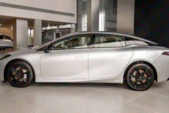 Một đối thủ của Toyota Camry vừa trình làng: Giá khởi điểm hơn 500 triệu đồng, 1 lần sạc đi 630 km Một đối thủ của Toyota Camry vừa trình làng: Giá khởi điểm hơn 500 triệu đồng, 1 lần sạc đi 630 km