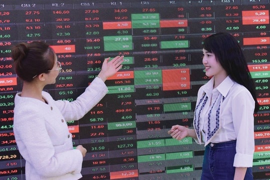 Dòng tiền suy yếu, VN-Index “bốc hơi” hơn 16 điểm