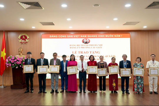 Đảng ủy phường Cầu Giấy trao tặng Huy hiệu Đảng cho 66 đảng viên