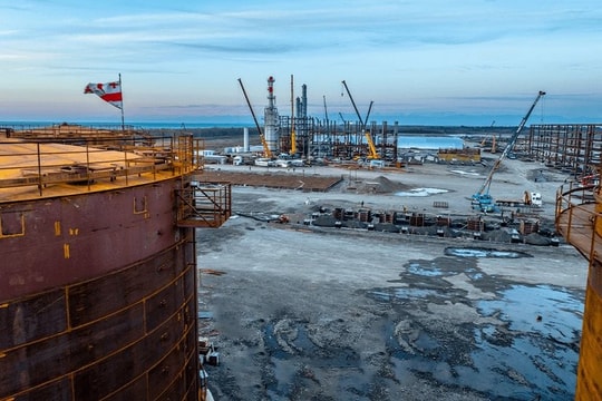 Giữa bão trừng phạt của Mỹ và phương Tây, Nga tìm thấy ‘cửa’ mới để xuất khẩu dầu: Là nước không có quan hệ ngoại giao với Moscow